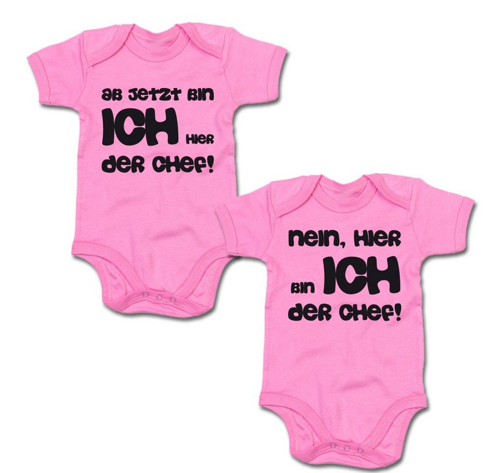 G-graphics Kurzarmbody Ab jetzt bin ich hier der Chef & Nein, hier bin ich der Chef (Zwillingsset / TwinSet, 2-tlg., Baby-Body-Set) für Zwillinge / Twins mit Sprüchen von G-graphics