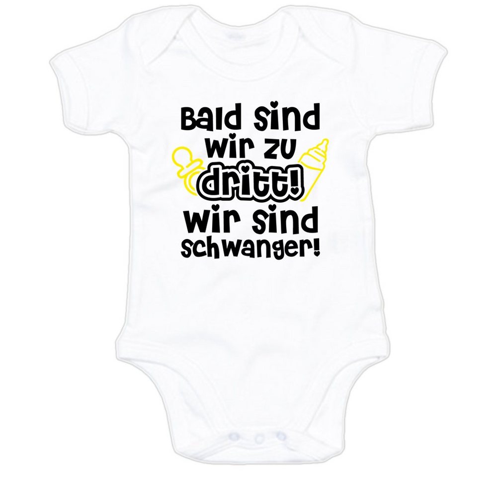 G-graphics Kurzarmbody Baby Body - Bald sind wir zu dritt! Wir sind schwanger! mit Spruch / Sprüche • Babykleidung • Geschenk für den Papa „to be“ oder die werdenden Großeltern • Strampler von G-graphics