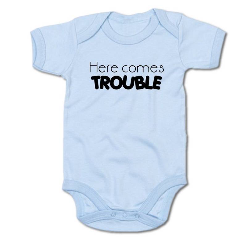 G-graphics Kurzarmbody Here comes Trouble Baby Body mit Spruch / Motiv / Aufdruck von G-graphics