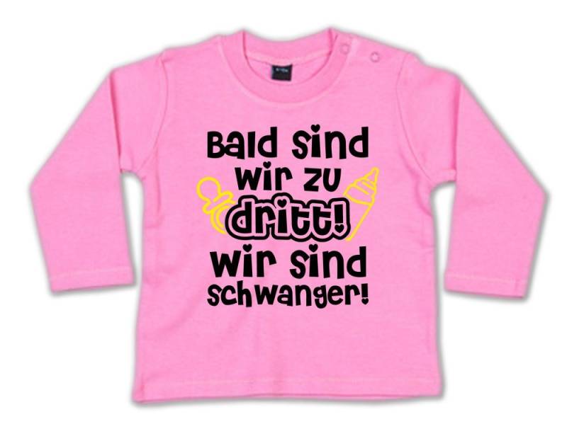 G-graphics Longsleeve Bald sind wir zu dritt! Wir sind schwanger! Baby Sweater / Longsleeve T als Schwangerschaftsüberraschung von G-graphics