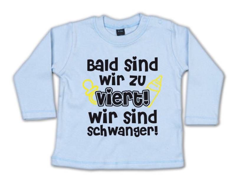 G-graphics Longsleeve Bald sind wir zu viert! Wir sind schwanger! Baby Sweater / Longsleeve T als Schwangerschaftsüberraschung von G-graphics