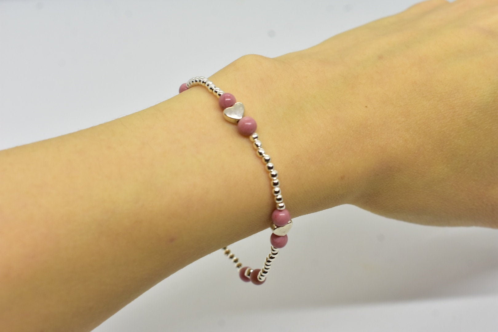 Rhodonit 4mm Stretch Armband Mit Silbernen Herzanhängern, Minimalistisch, Mini, Dünn, Zierlich, Klein Rhodonit 4mm Stretch Armband Mit Silbernen Herzanhängern, Minimalistisch, Mini, Dünn, Zierlich, Klein von G22Jewelry