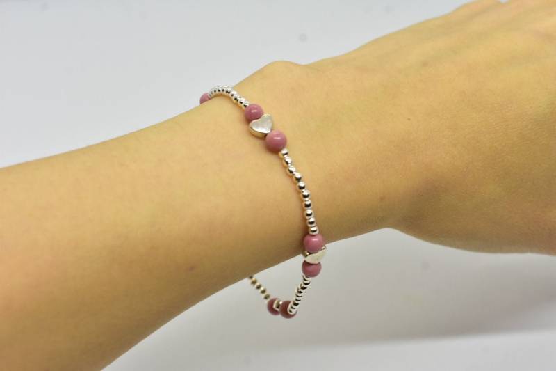 Rhodonit 4mm Stretch Armband Mit Silbernen Herzanhängern, Minimalistisch, Mini, Dünn, Zierlich, Klein Rhodonit 4mm Stretch Armband Mit Silbernen Herzanhängern, Minimalistisch, Mini, Dünn, Zierlich, Klein von G22Jewelry