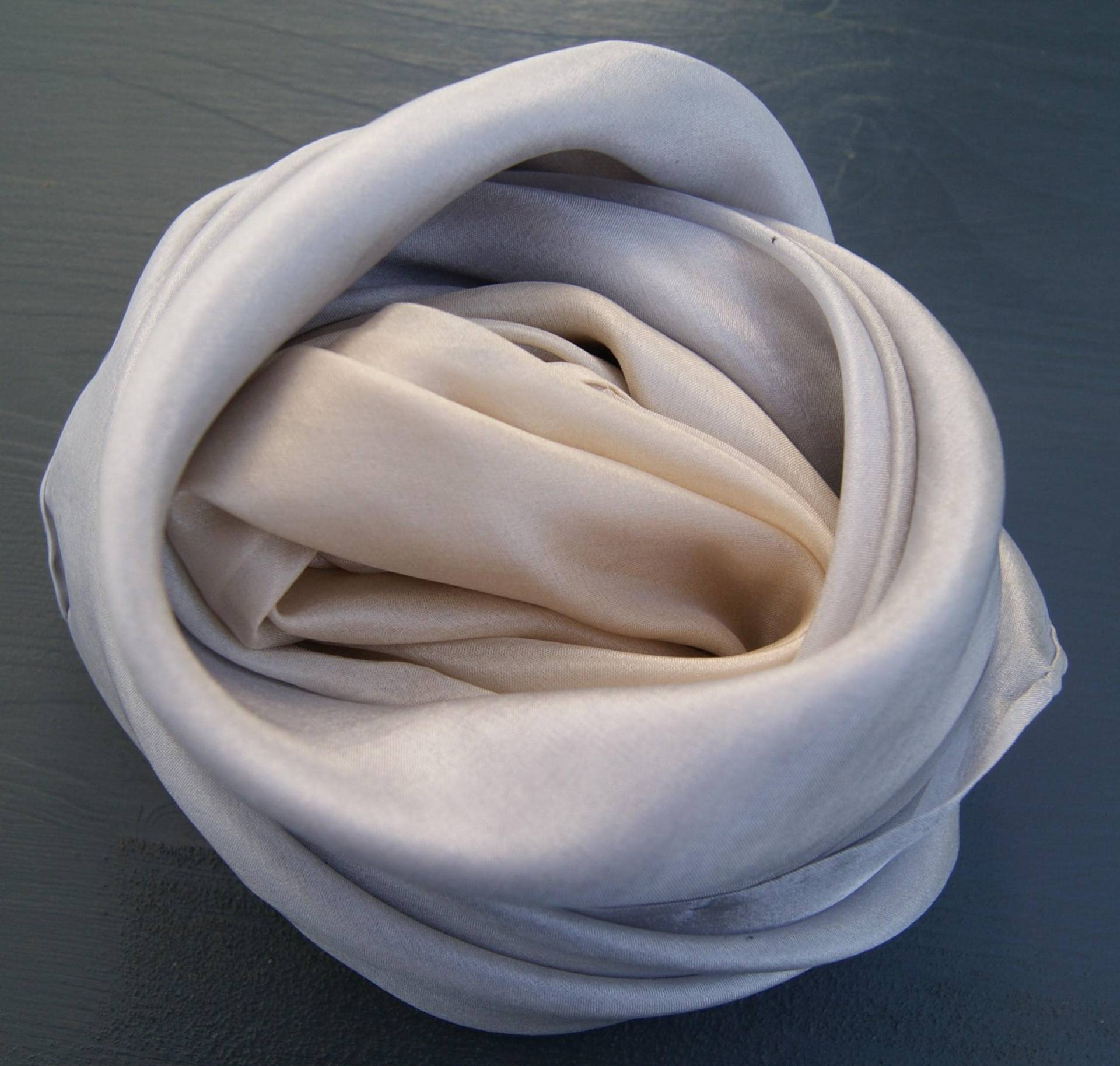 622 Seidentuch Halb Blau/Halb Beige - Ca. 90x90cm 100% Seide von GABIKII