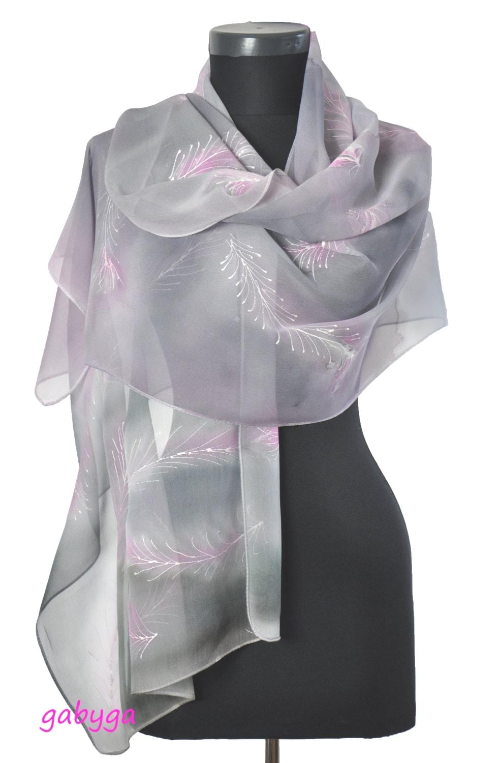 Handbemalter Schal, Langer Seidenschal, Luxus-Schal, Naturseide Wrap, Frauen Geschenk, Einzigartiges Design Tragbare Kunst, Grauer Schal Handbemalter Schal, Langer Seidenschal, Luxus-Schal, Naturseide Wrap, Frauen Geschenk, Einzigartiges Design Tragbare Kunst, Grauer Schal von GABYGA