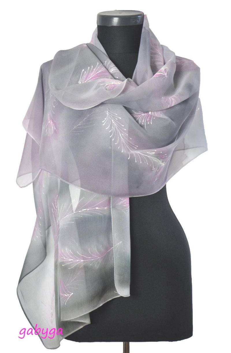 Handbemalter Schal, Langer Seidenschal, Luxus-Schal, Naturseide Wrap, Frauen Geschenk, Einzigartiges Design Tragbare Kunst, Grauer Schal Handbemalter Schal, Langer Seidenschal, Luxus-Schal, Naturseide Wrap, Frauen Geschenk, Einzigartiges Design Tragbare Kunst, Grauer Schal von GABYGA
