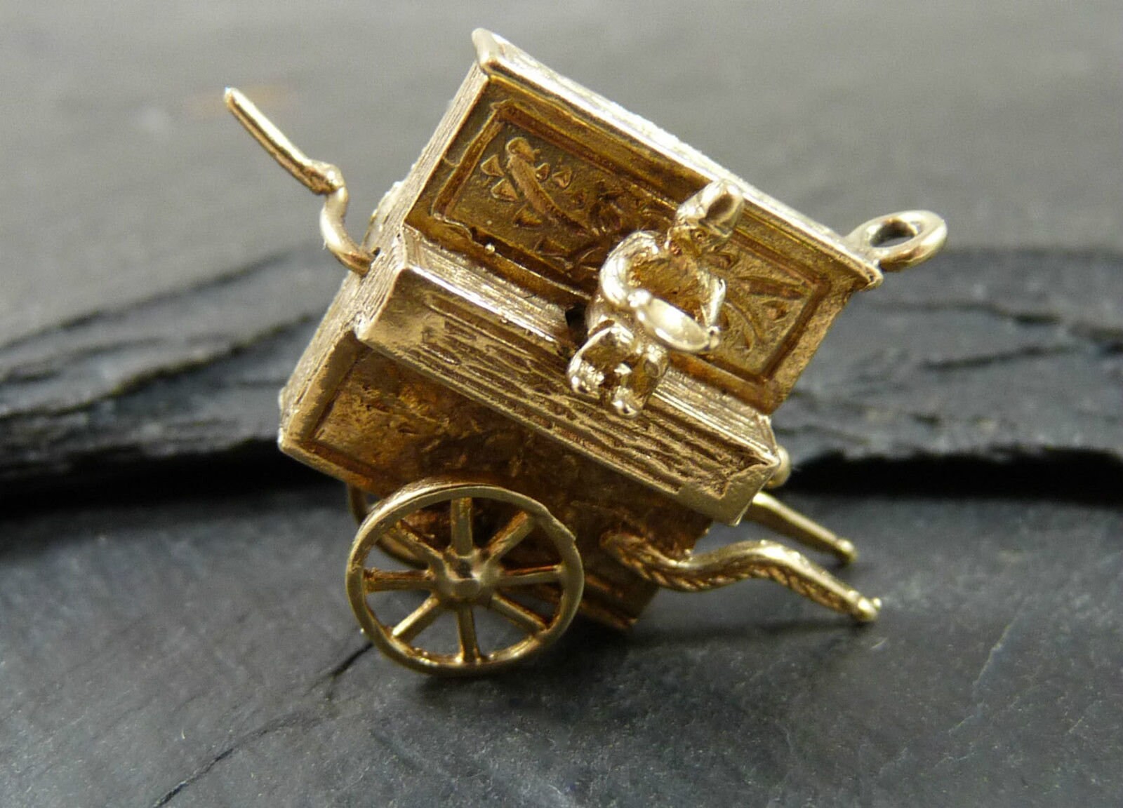 Jahrgang 9Ct Gold Große Orgelmühle & Affe Charme - 1972 Bewegliche Teile 9K Jahrgang 9Ct Gold Große Orgelmühle & Affe Charme - 1972 Bewegliche Teile 9K von GADantiques