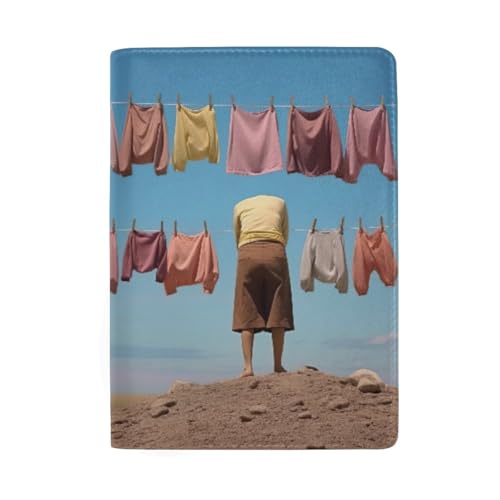 Reisepasshülle mit Kreditkartenfächern aus Leder, Frau legt Wäsche auf eine Leine von GAIREG