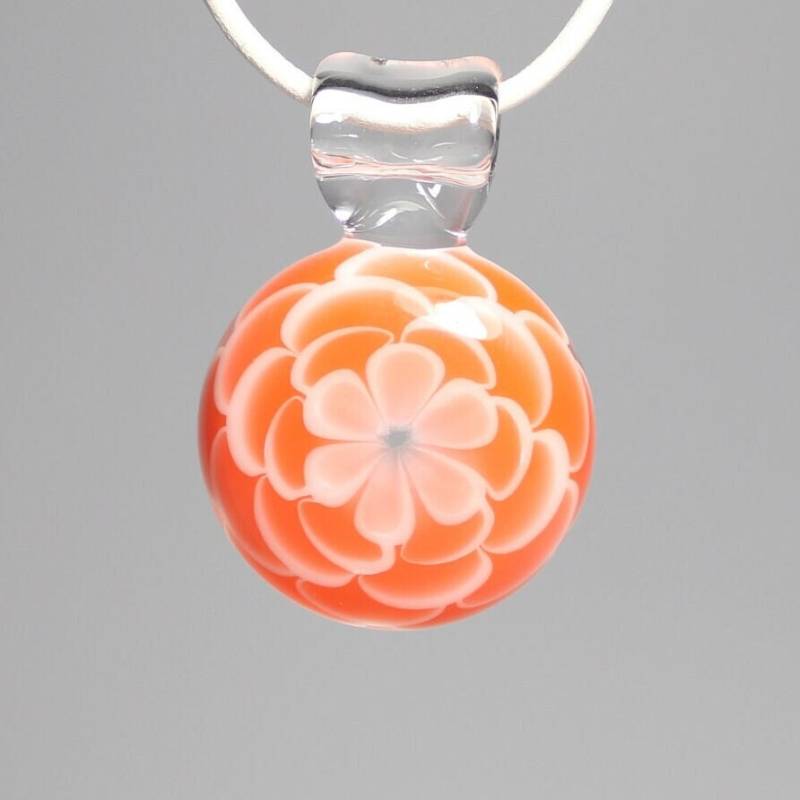 Glasanhänger Blume Orange Mit Weißem Lederband Glasanhänger Blume Orange Mit Weißem Lederband von GAJAglas