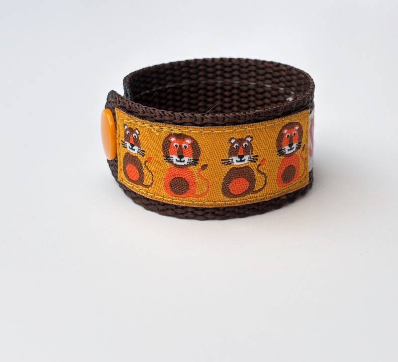 Sos Armband Elternfinder Löwe/Id Kinderarmband Notfallarmband Leon Orange Braun Wasserfest Größenverstellbar von GARNichtschlecht