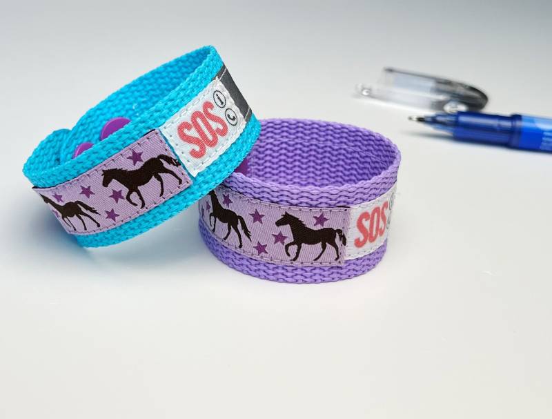 Sos Armband Elternfinder Pferde/Id Kinderarmband Notfallarmband Für Kinder Türkis Flieder Wasserfest Größenverstellbar von GARNichtschlecht