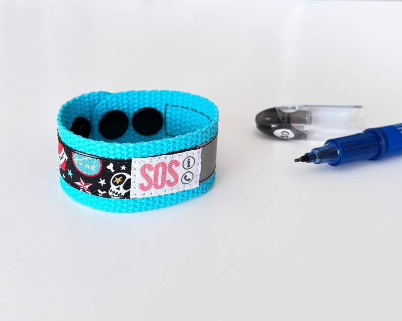 Sos Armband Elternfinder Punk/Id Kinderarmband Telefonnummer Totenköpfe Notfallarmband Schwarz Peace Wasserfest Mitwachsend von GARNichtschlecht