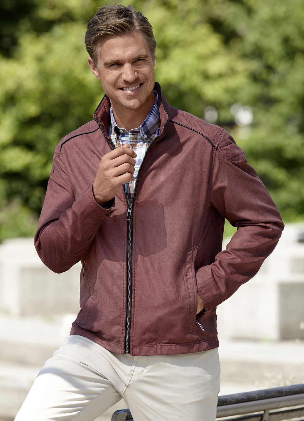 Blouson von „Gate One“, Hellbordeaux, Größe 30 Blouson von „Gate One“, Hellbordeaux, Größe 30 von GATE ONE