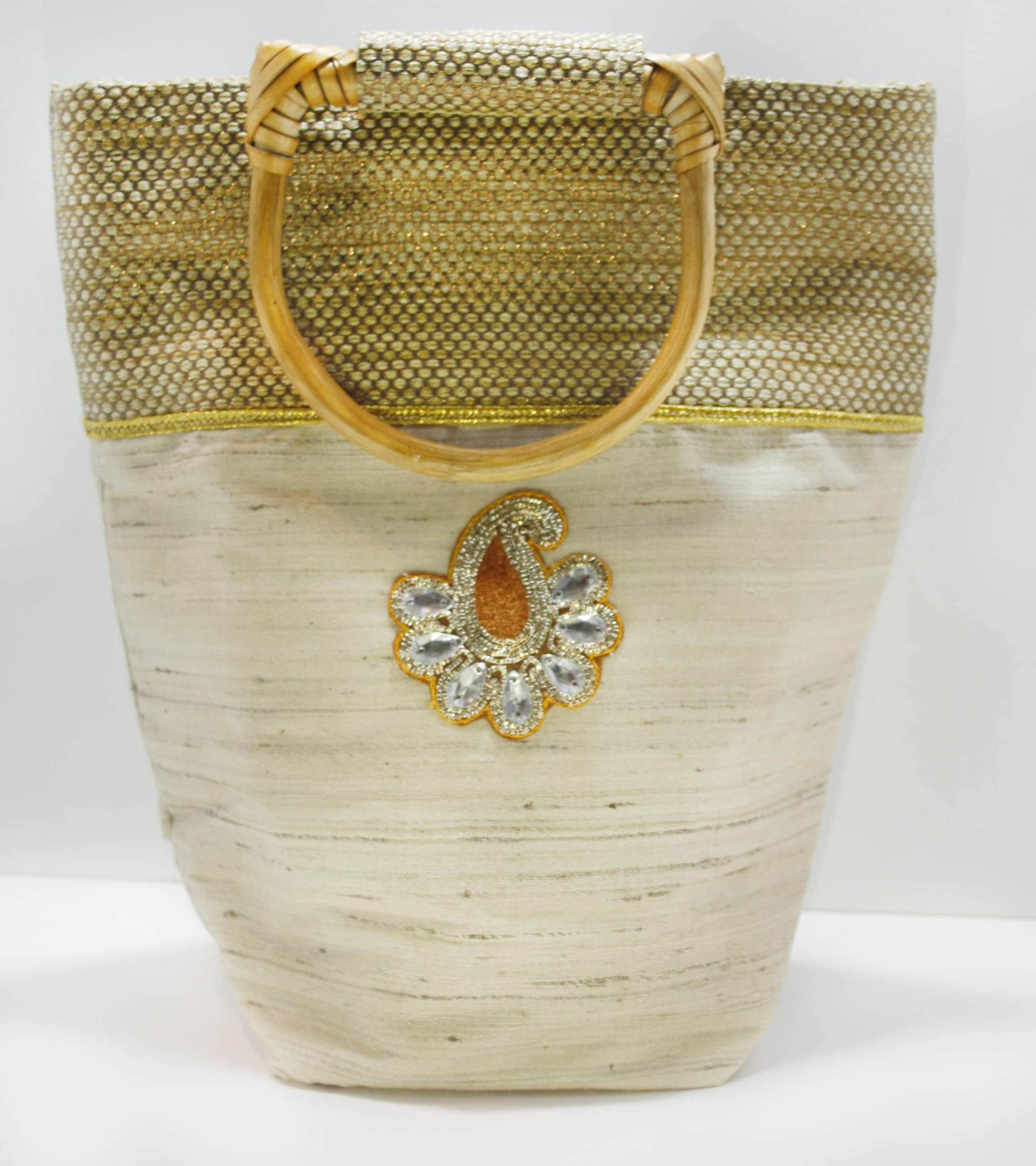 Beige Seide Und Goldene Tasche Mit Rohrgriff Gold Quaste von GAURIDESIGNS