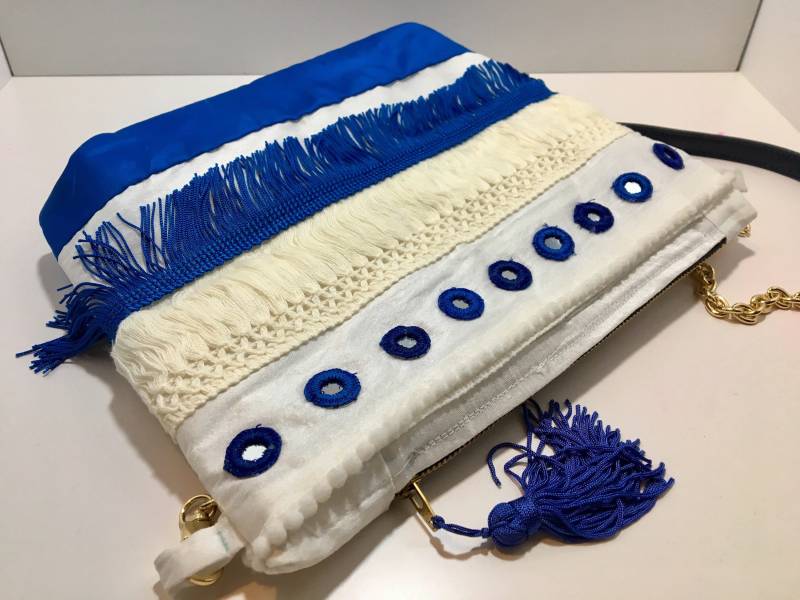 Blaue Und Weiße Umhängetasche Mit Spiegelarbeit, Quastenspitze Blaue Und Weiße Umhängetasche Mit Spiegelarbeit, Quastenspitze von GAURIDESIGNS