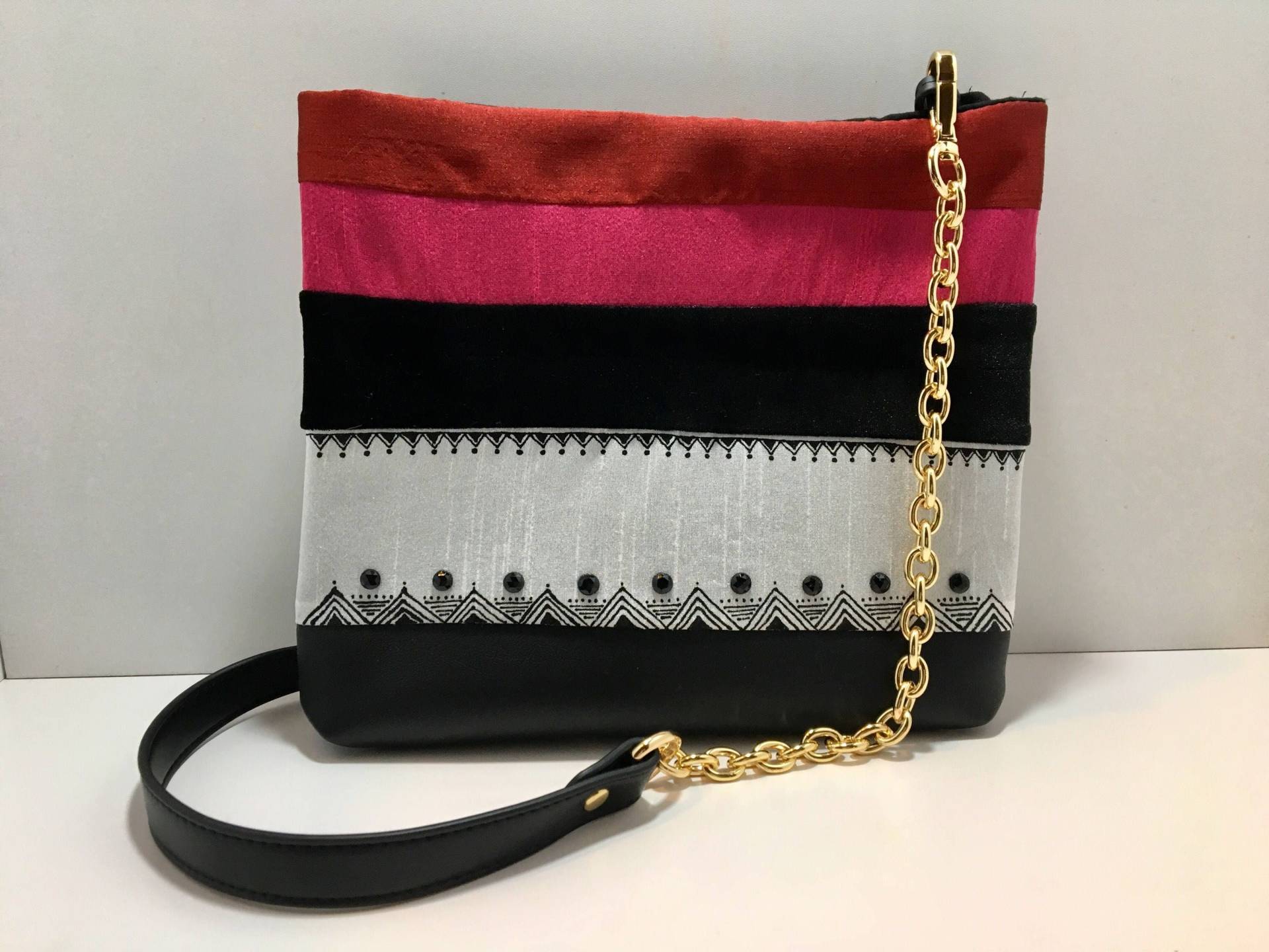 Umhängetasche - Seide, Samt Und Leder Mit Metallgürtel von GAURIDESIGNS