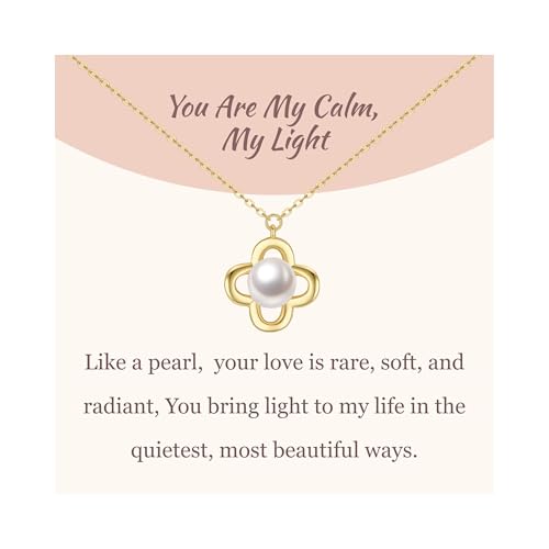 GAVU Vierblättriges Kleeblatt Halskette mit 8x7 mm Süßwasserperle Anhänger und 14K Gold Plattiert 925 Sterlingsilber Kette für Damen von GAVU