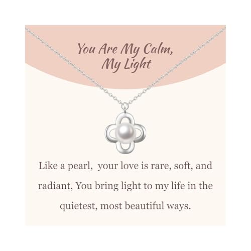 GAVU Vierblättriges Kleeblatt Halskette mit 8x7 mm Süßwasserperle Anhänger und Rhodium 925 Sterlingsilber Kette für Damen von GAVU