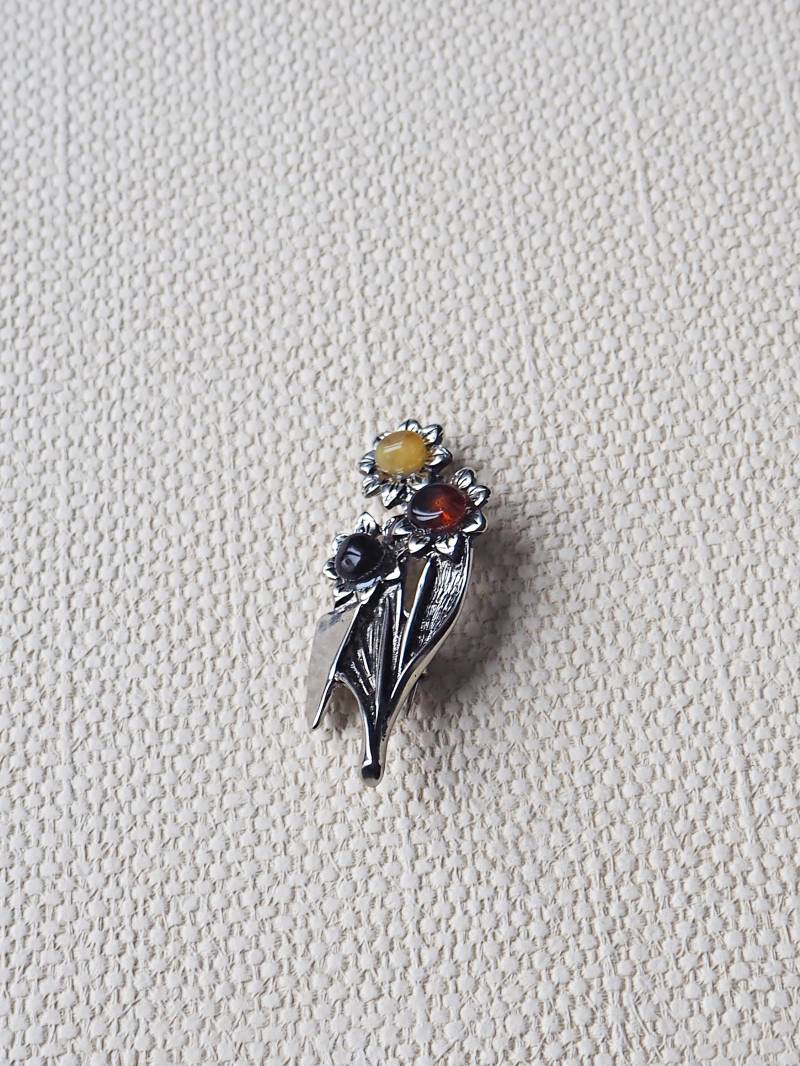 Bernstein Blumen Brosche von GAmberjewellery