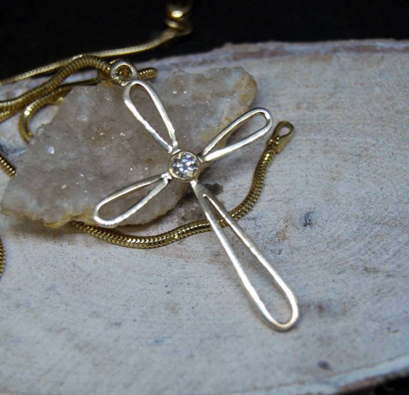 14K Gelbgold Kreuz Anhänger Mit Einzelnem Diamant von GBJewelryStore