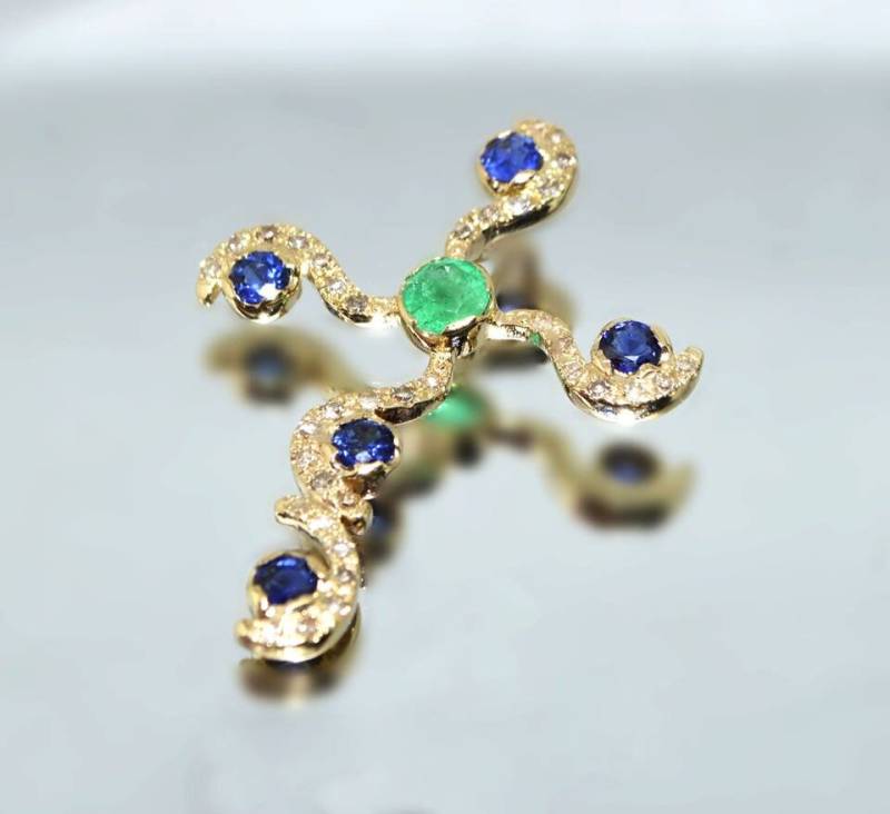 Goldkreuz Mit Diamanten, Blauen Saphire Und Emerald-/Diamantcross-/Saphirkreuz Diamonds-/Goldkreuz Smaragd von GBJewelryStore