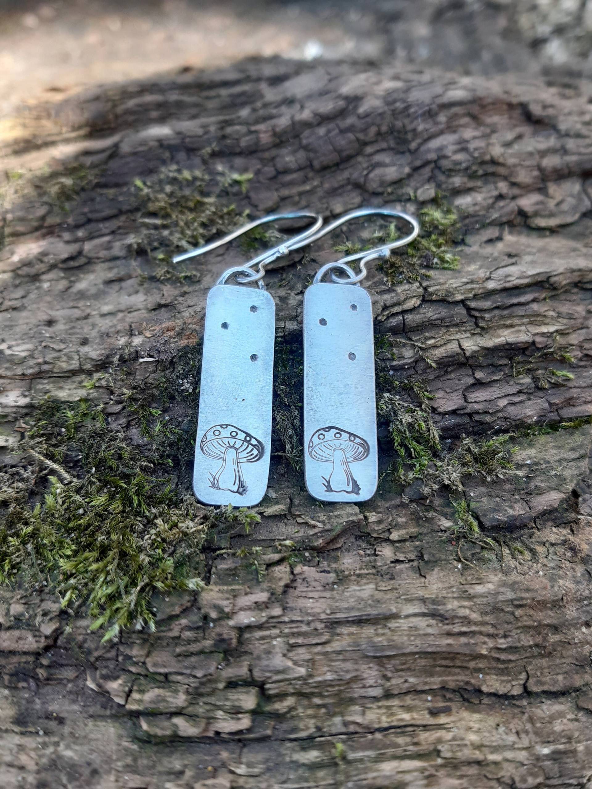 Handgefertigte Pilz-Ohrringe Aus Recyceltem Sterlingsilber Mit Handgestempeltem Design Und Moderner Rechteckiger Form Handgefertigte Pilz-Ohrringe Aus Recyceltem Sterlingsilber Mit Handgestempeltem Design Und Moderner Rechteckiger Form von GCSDesigns