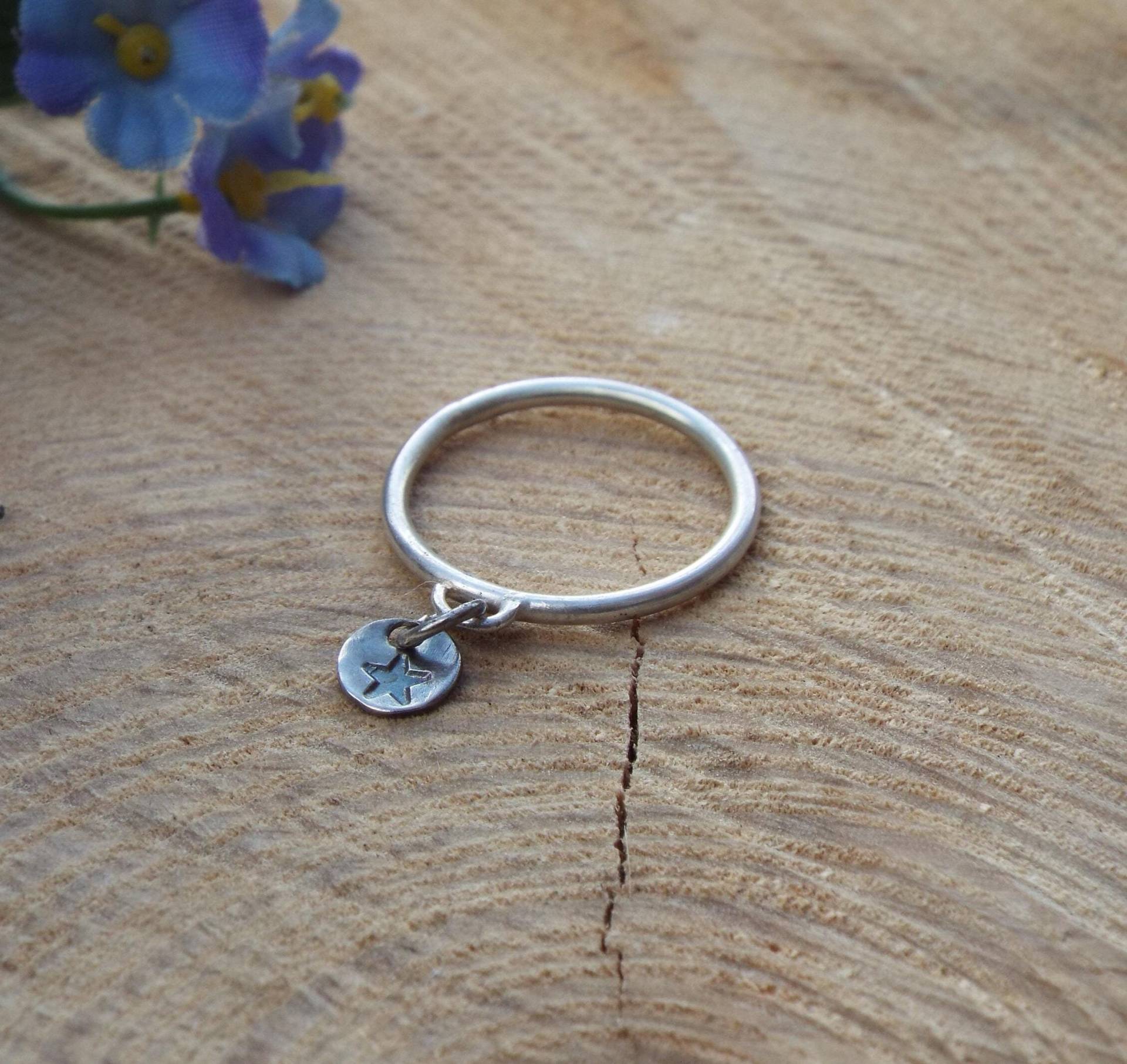 Personalisierter Sterling Silber Charm Ring Hand Gestempelt Initial Personalisierter Sterling Silber Charm Ring Hand Gestempelt Initial von GCSDesigns