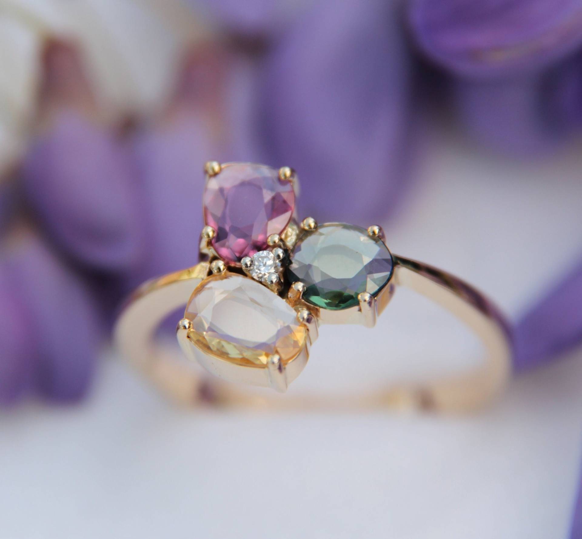 Ring Mit Rosa, Gelben Und Grünen Saphiren Diamanten in 14-Karätiger Gelbgoldfassung | Saphir-Verlobungsring Echter Natürlicher Saphir Ring Mit Rosa, Gelben Und Grünen Saphiren Diamanten in 14-Karätiger Gelbgoldfassung | Saphir-Verlobungsring Echter Natürlicher Saphir von GCunique