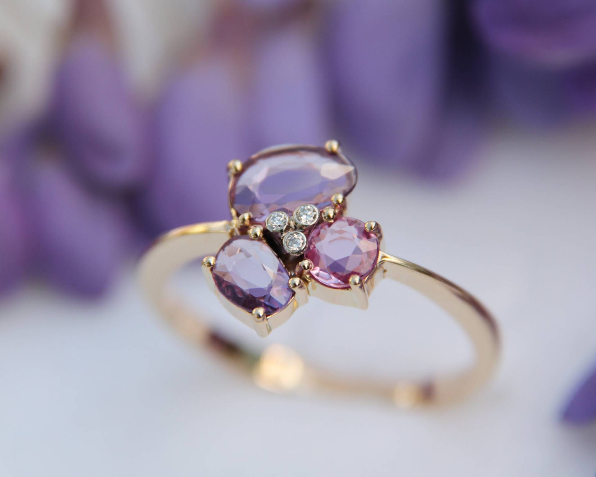 Verlobungsring Mit Rosa Saphir Und Diamant, Ring Aus 14 Karat Massivem Gold Verlobungsring Mit Rosa Saphir Und Diamant, Ring Aus 14 Karat Massivem Gold von GCunique