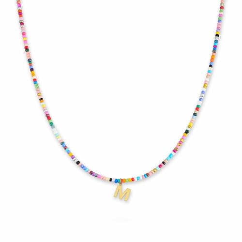 GD GOOD.designs Bunte Perlenkette Damen | Wasserfeste Kette mit Buchstaben M | Initialen Anhänger aus 18K vergoldetem Edelstahl | Halskette hautverträglich & verstellbar (40-45 cm) von GD GOOD.designs