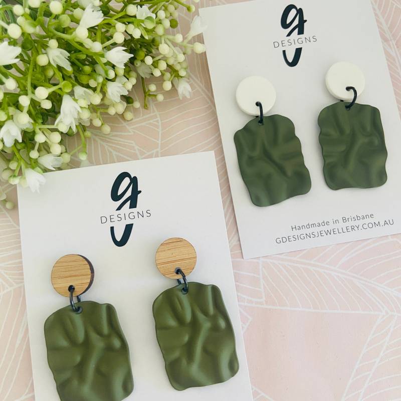 Olive Green Khaki Geriffelte Metal Rechteck - Statement Ohrringe Ihre Wahl Der Ohrstecker von GDesignsJewellery