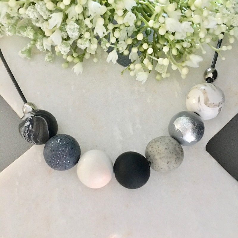 Schwarz Weiss - Handgemachte Polymer Clay Halskette Mit Schwarz Graue Holzkohle Weiß Ton Perlen Sie Wählen von GDesignsJewellery