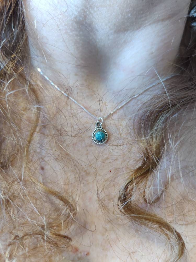 Türkis Anhänger Zierliche Halskette Handarbeit, Schlichte Schmuck Geschenkbox, Free Uk Lieferung von GECKOSPIRITUS