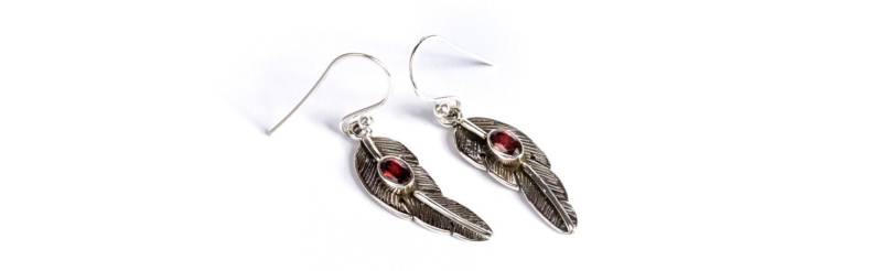 Zierliche Sterling Silber Feder Ohrringe Mit Granat Edelstein Kostenlos Uk Lieferung Geschenk Verpackt von GECKOSPIRITUS