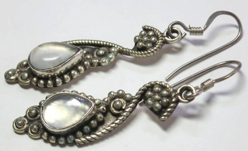 Ein Paar Sterlingsilber-Ohrringe Mit Tropfenförmigen Mondsteinen von GEDALOVITCH