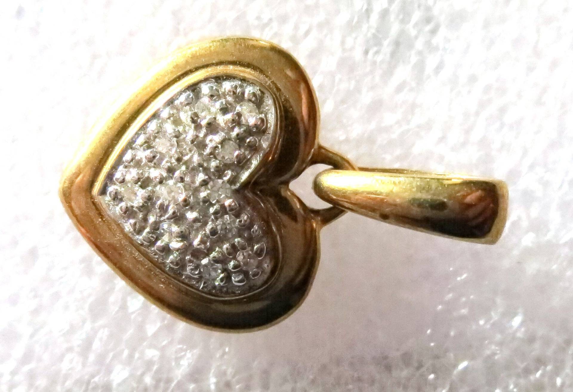Feiner 9 Karat Gold Diamant Herz Anhänger Feiner 9 Karat Gold Diamant Herz Anhänger von GEDALOVITCH