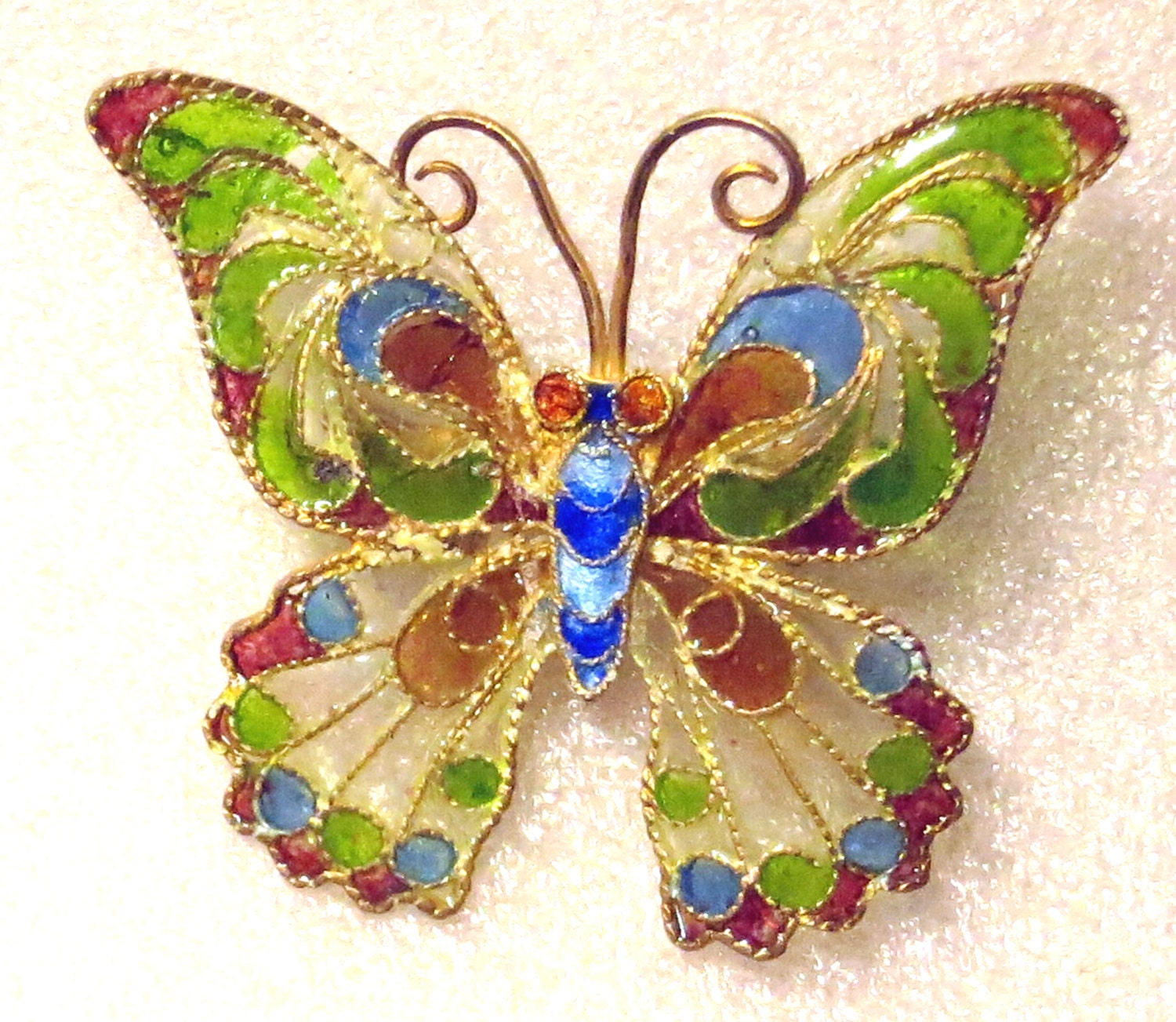 Zart Emaillierte Silber Vergoldete Plique-A-Jour Schmetterling Brosche von GEDALOVITCH