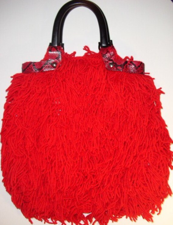 Rote Gehäkelte Handtasche Mit Roter Und Schwarzer Python Schlangenleder Borte von GEGEDE