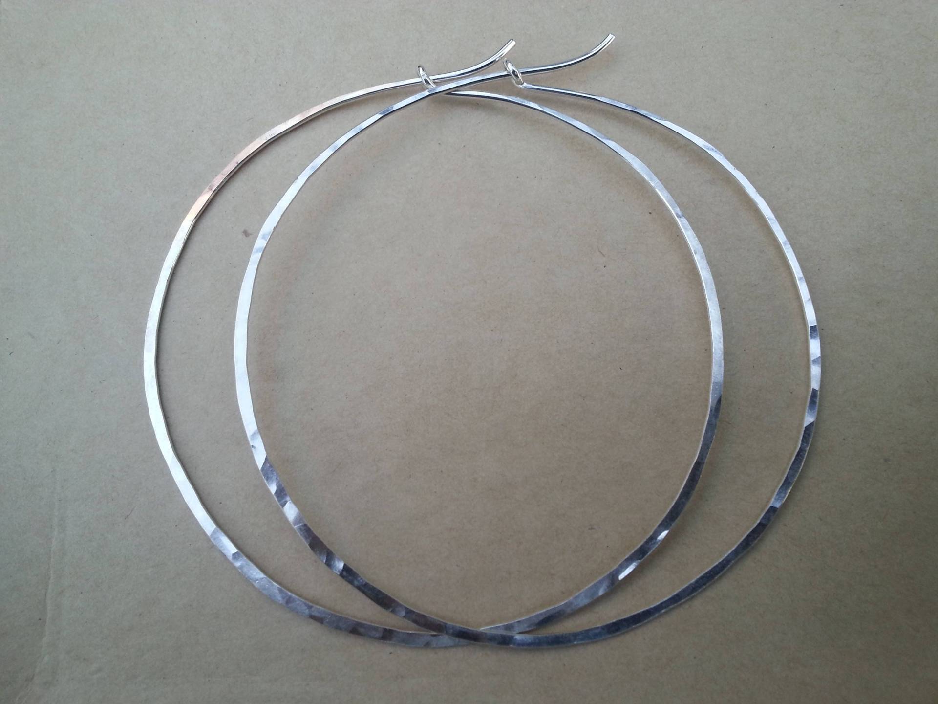 sterling Silber Creolen Gehämmerte Glänzende Creolen, 16 Gauge sterling Silber Creolen Gehämmerte Glänzende Creolen, 16 Gauge von GEMFOREST