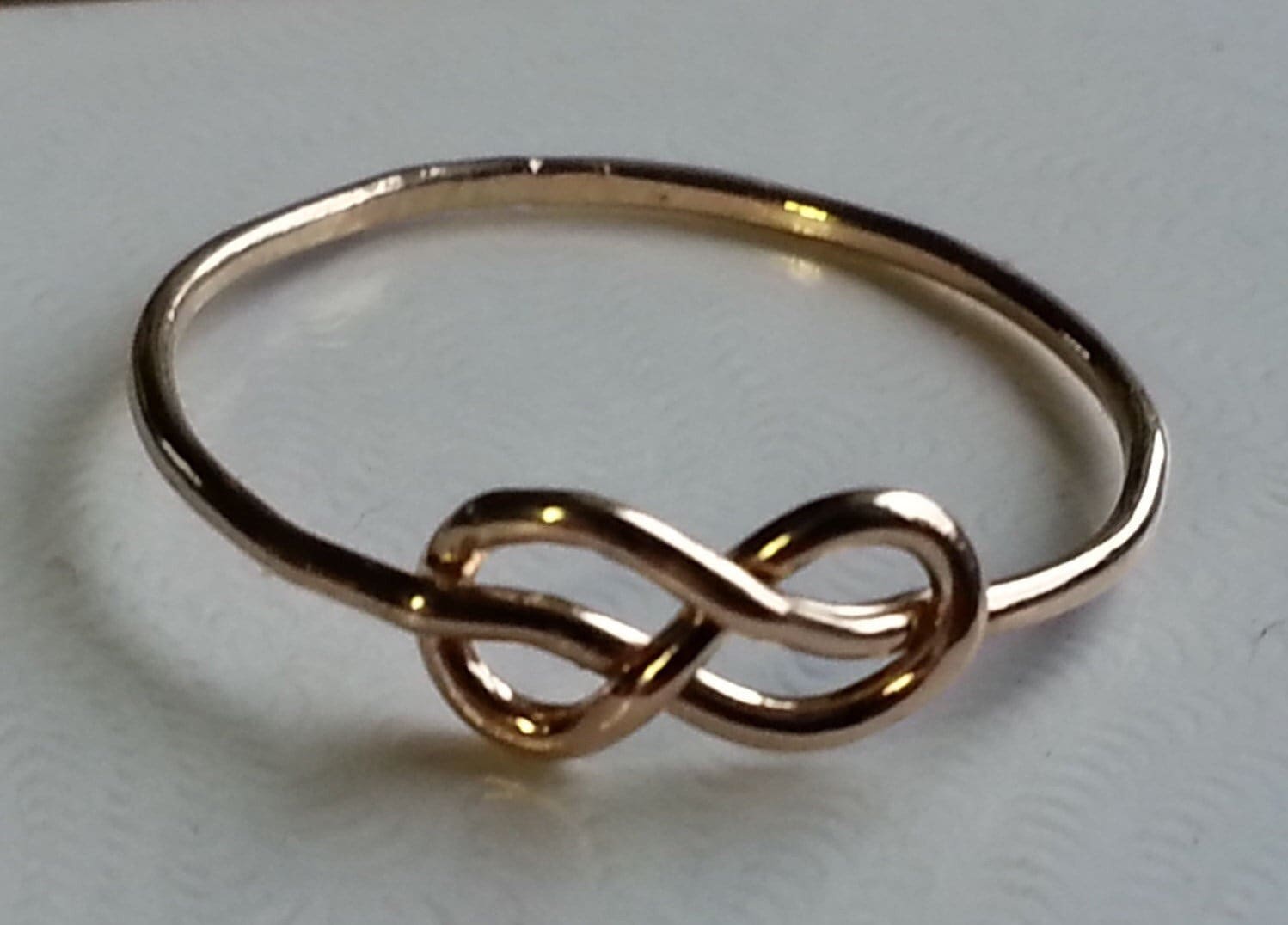 14K Gold Filled Unendlichkeit Knoten Ring Zierlicher Midi Ring 14K Gold Filled Unendlichkeit Knoten Ring Zierlicher Midi Ring von GEMFOREST