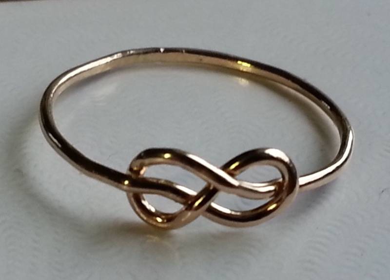 14K Gold Filled Unendlichkeit Knoten Ring Zierlicher Midi Ring 14K Gold Filled Unendlichkeit Knoten Ring Zierlicher Midi Ring von GEMFOREST