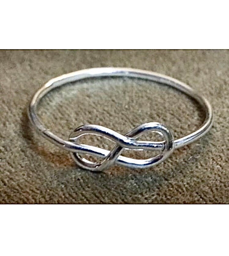 Sterling Silber Unendlichkeit Knoten Ring 18 Gauge Stapelring Sterling Silber Unendlichkeit Knoten Ring 18 Gauge Stapelring von GEMFOREST