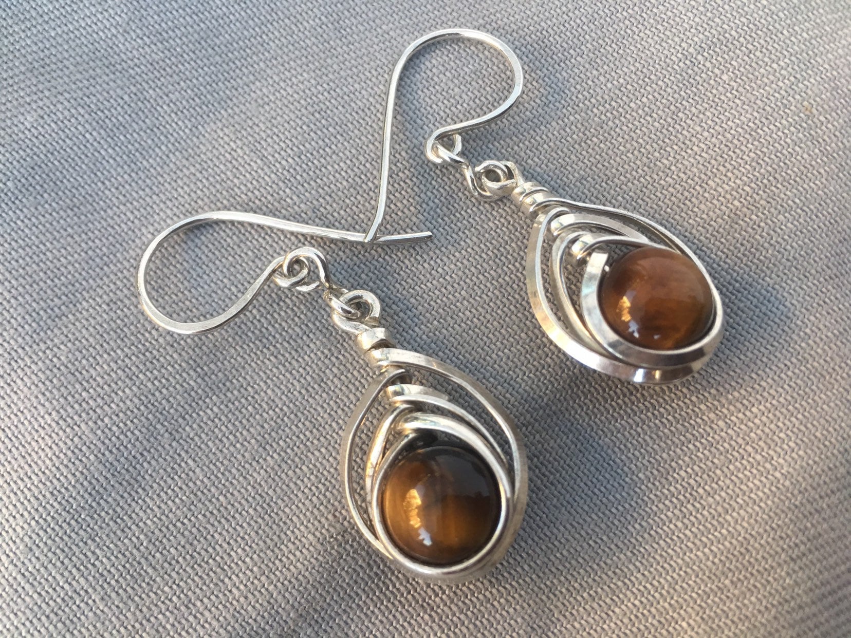 Tigeraugen Ohrringe, Fischgrät Wickel Ohrringe 925 Silber Tigeraugen Ohrringe, Fischgrät Wickel Ohrringe 925 Silber von GEMFOREST