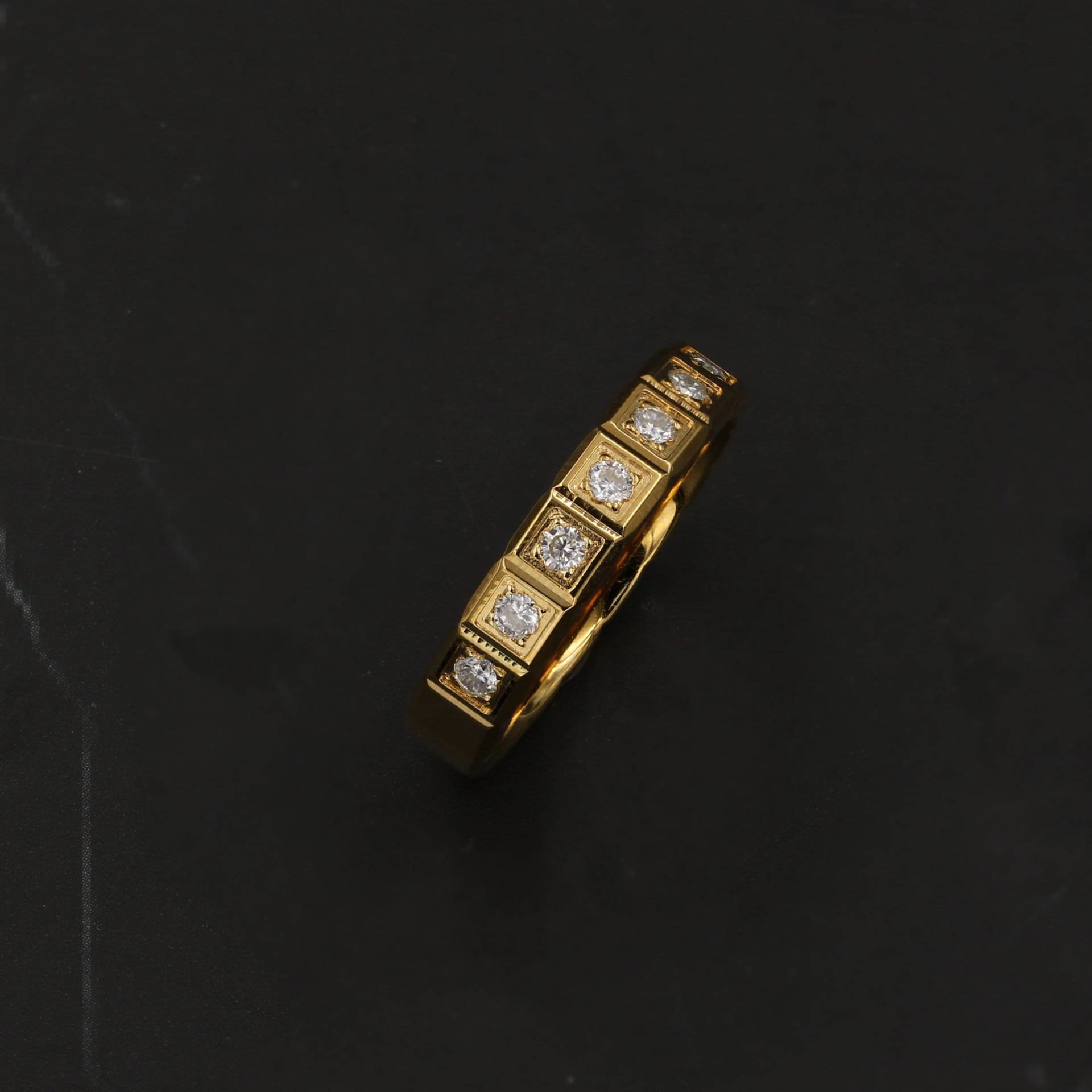 925 Sterling Silber Vermeil Vergoldet 2 Mm 0.27 Karat Moissanit Würfel Bandring 925 Sterling Silber Vermeil Vergoldet 2 Mm 0.27 Karat Moissanit Würfel Bandring von GEMOISSANITE
