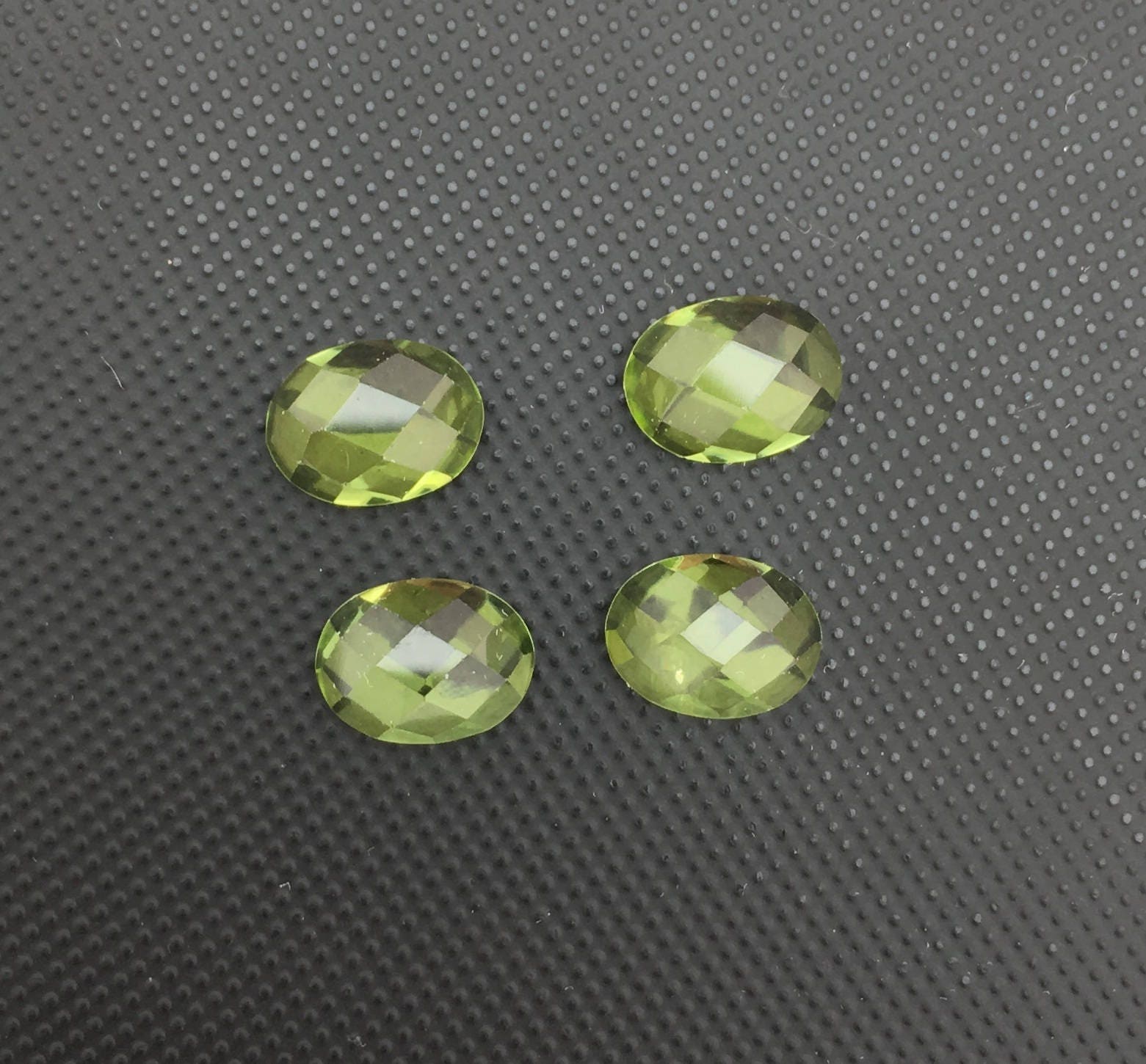 Peridot 8 X 6 Mm Oval Im Schachbrett Rosenschliff Cabochon von GEMSCARTIN