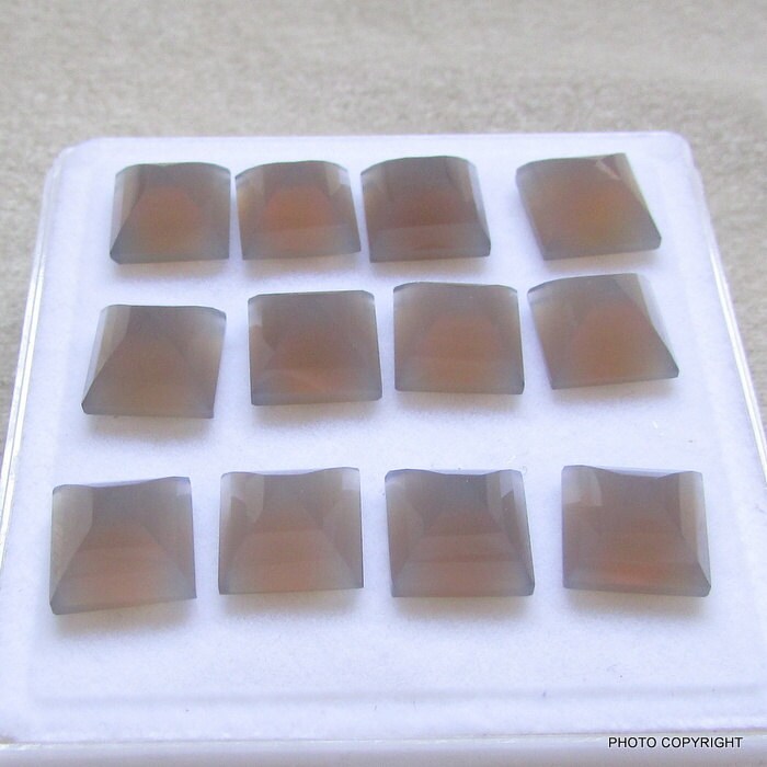 10mm Natürliche Grau Chalcedon Schritt Schnitt Quadratisch 10mm Stepcut Schöne Qualität Facettiert Unikat Form von GEMSONLY