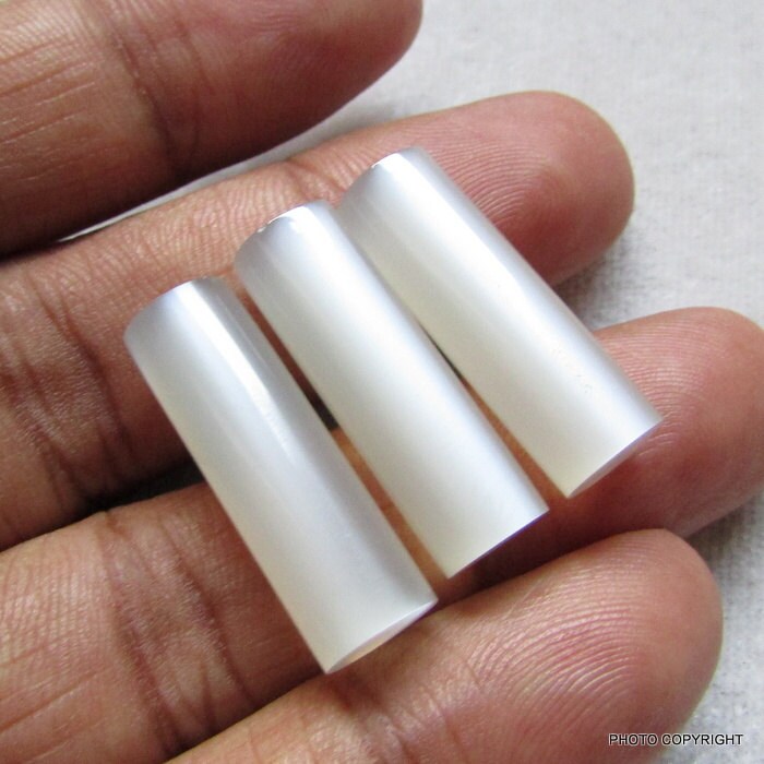 17Cts 1Pc Natürlichen Weißen Mondstein Zylinderform Glatte Runde Cabochon 8x25mm Phantasie Bleistift Glatten Glanz Auf Top-Qualität-Mond von GEMSONLY