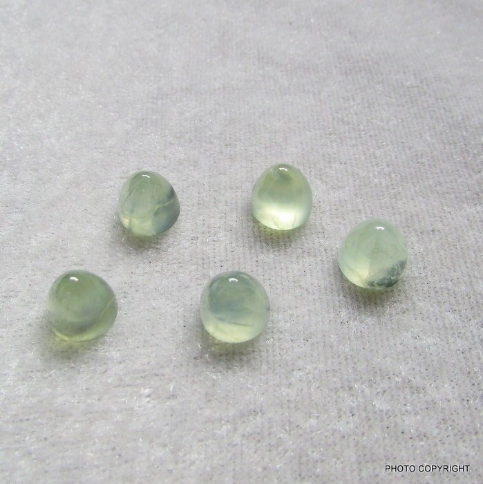 8mm Prehnit Kugel Form Rund 8x8mm Prehnit Cabochon Hohe Kuppel Mint Farbe Mit Turmalin Nadel Cabochon von GEMSONLY