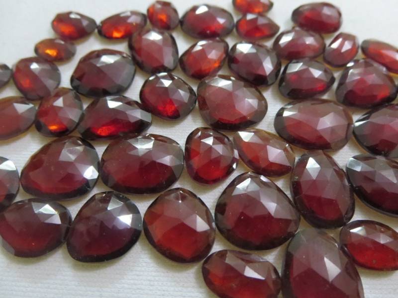 Natürliche Hessonit Granat Flache Rose Geschnitten Ungleichmäßige Form Schöne Qualität Stein Rose Schnitt Oben Rosecut Unten Flach Cabochon von GEMSONLY