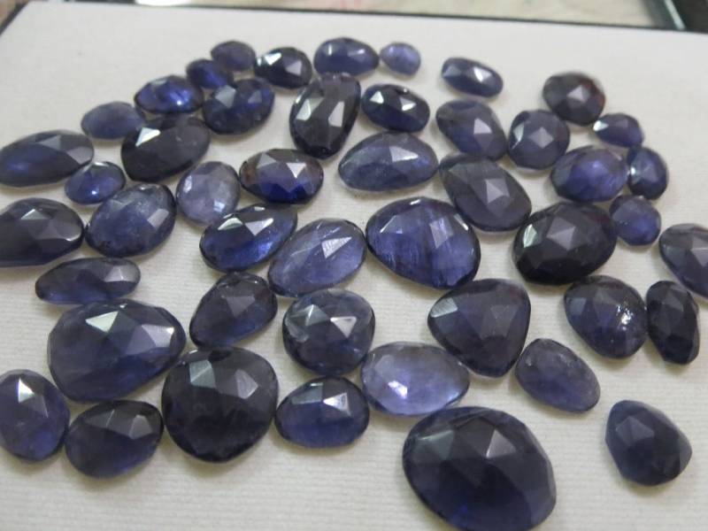 Natürliche Iolite Flache Rose Geschnitten Ungleichmäßige Form Talpe Rosecut Unregelmäßige Unebenen Boden Flach Ähneln Saphir Tansanit von GEMSONLY